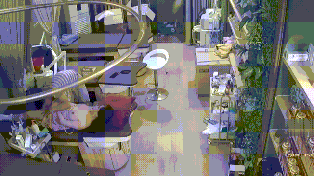⚫️美容院摄像头破解偷拍，风韵犹存碎花裙老板娘闭店后与情夫按摩床上做爱