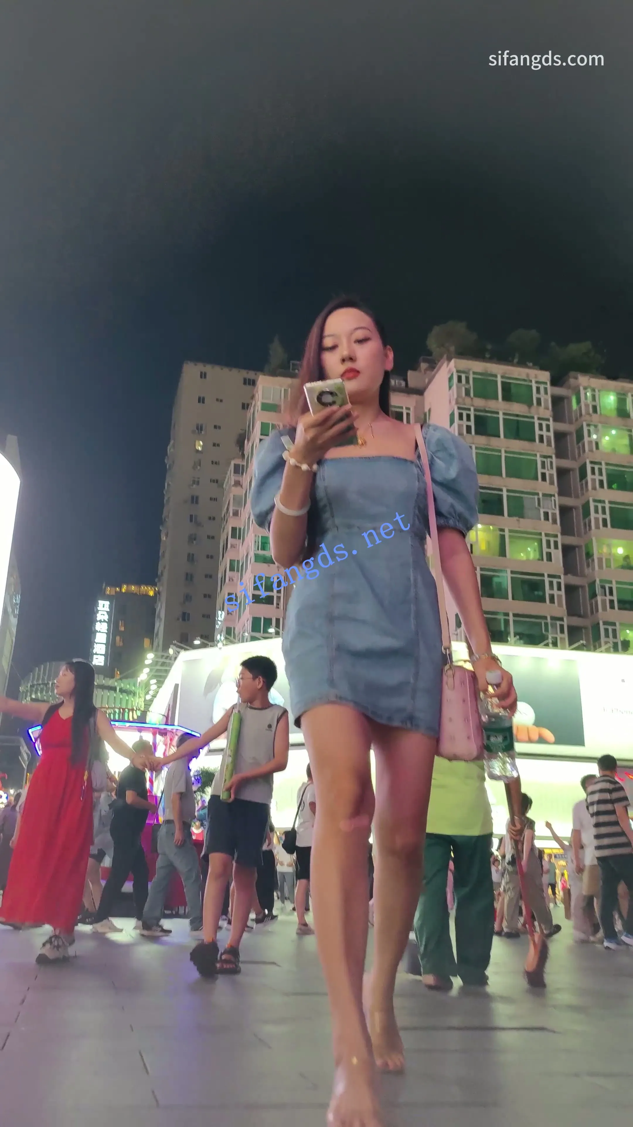 【CSCD】蓝色牛仔连衣裙美女买东西撅着屁股抄底，白色内