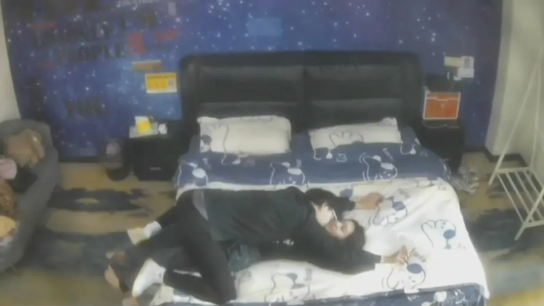 大学城附近民宿酒店偷拍❤️学生情侣开房啪啪妹子貌似来月经了男友掰穴仔细观察研究