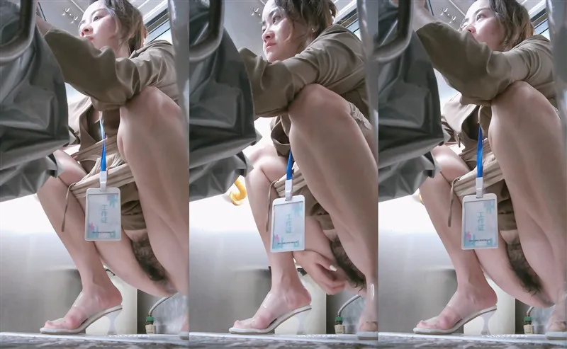 办公楼女厕全景偷拍拉大号的美女职员❤️人美B肥