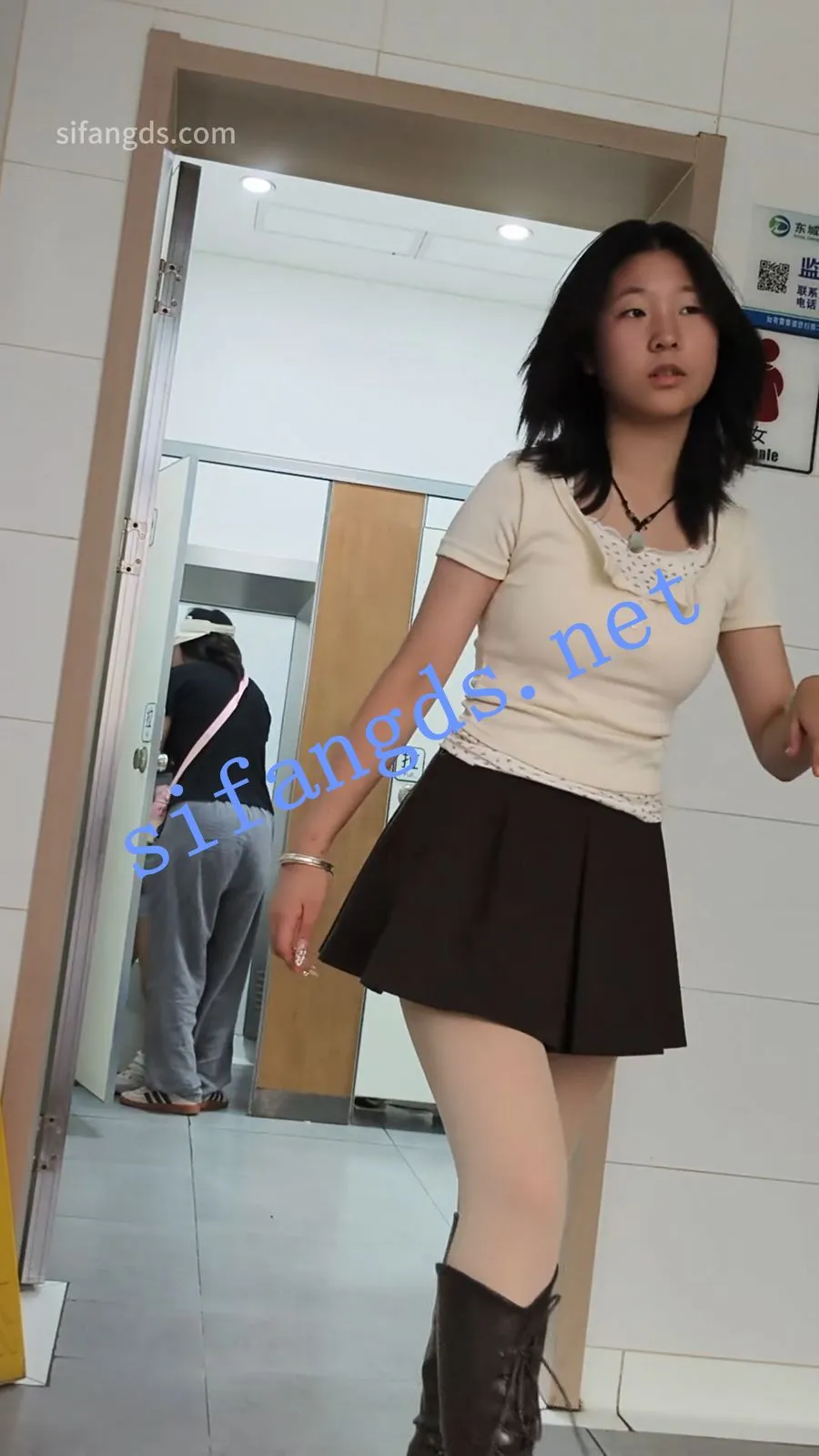 原创抄底短裤肉丝长筒靴美女