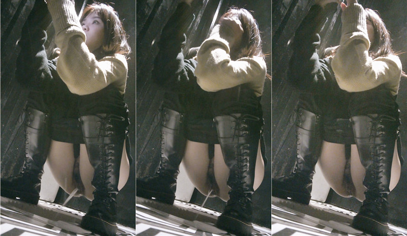 酒吧女厕全景偷拍女神级的少妇❤️人挺漂亮就是BB有点黑