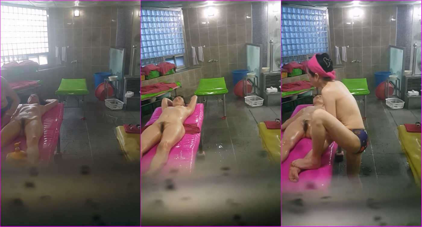 ⚫️贵在真实，色胆包天神人，大众浴室缝中偷拍女池内部春色，全景非常清晰，被抓到肯定腿打折