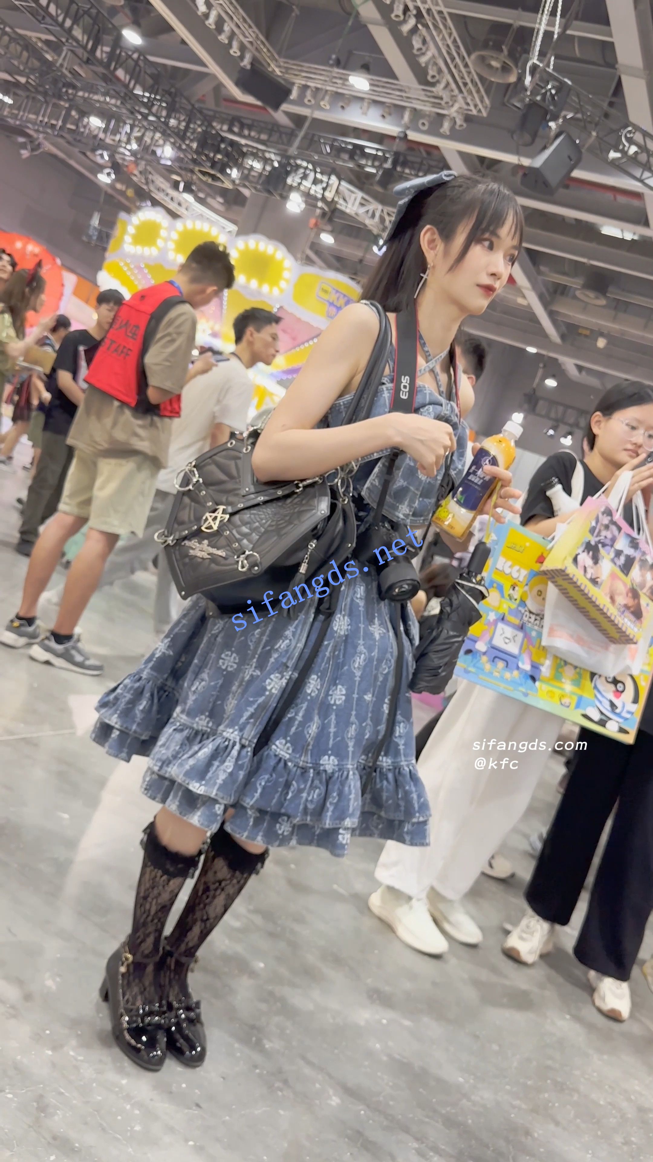 【KFC】洛丽塔裙靓女逛街·好像不开心了·白色骚窄内低角度CD