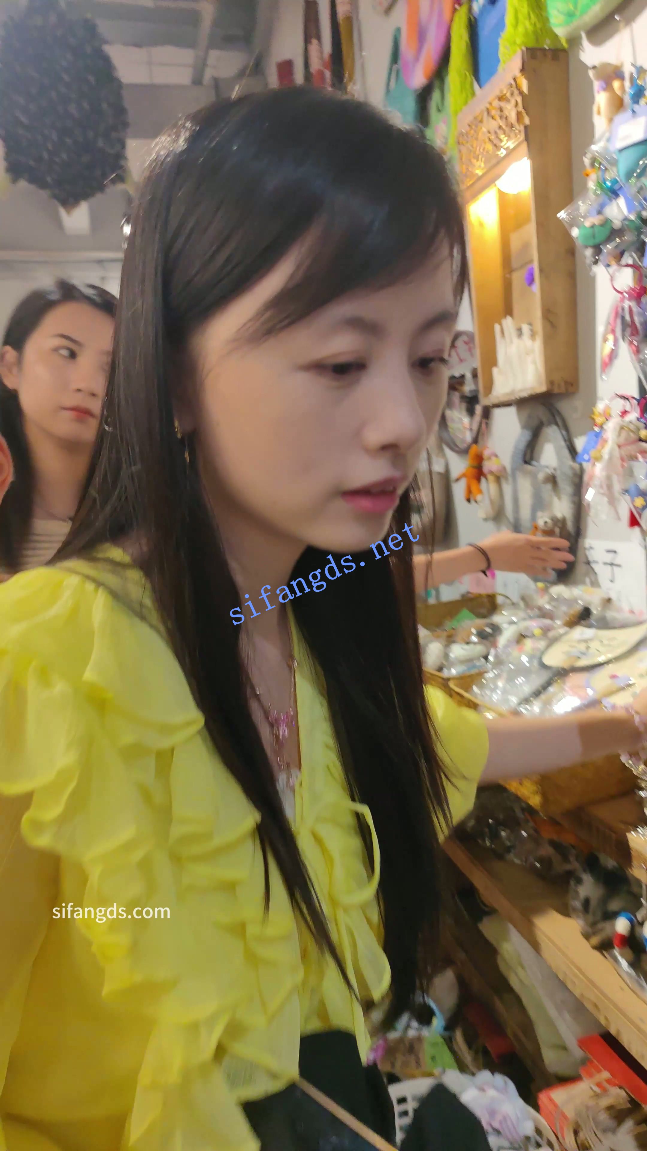 【CSCD】少妇商店撅着屁股挑选商品,白色屁股半透明内内