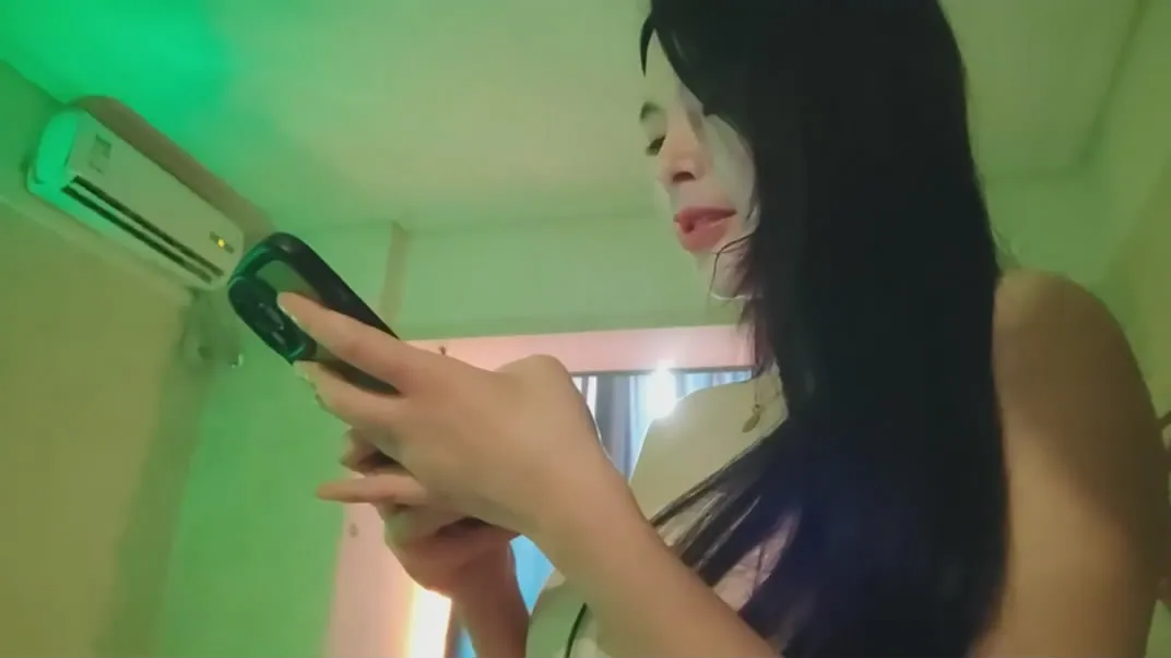 卷毛哥陌陌约炮❤️身材火辣的零零后美女酒店开房干完一块洗个鸳鸯浴