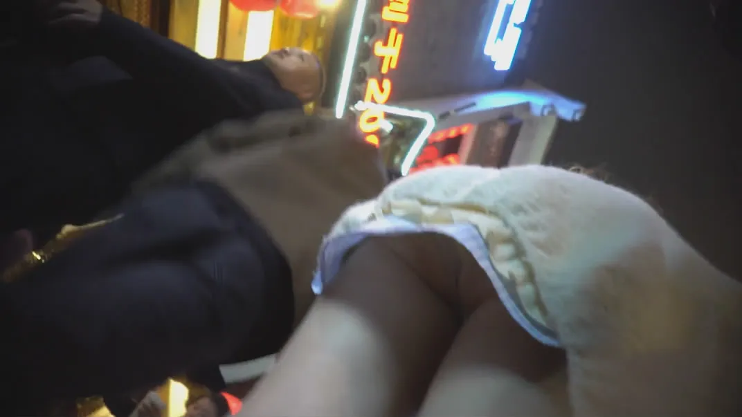 （空城原创）❤️大神尾随偷拍黄短裙小少妇逛公园肉丝肉臀疑似无内❤️超短裙高颜金发长腿小姐姐淡黄窄内夹成丁