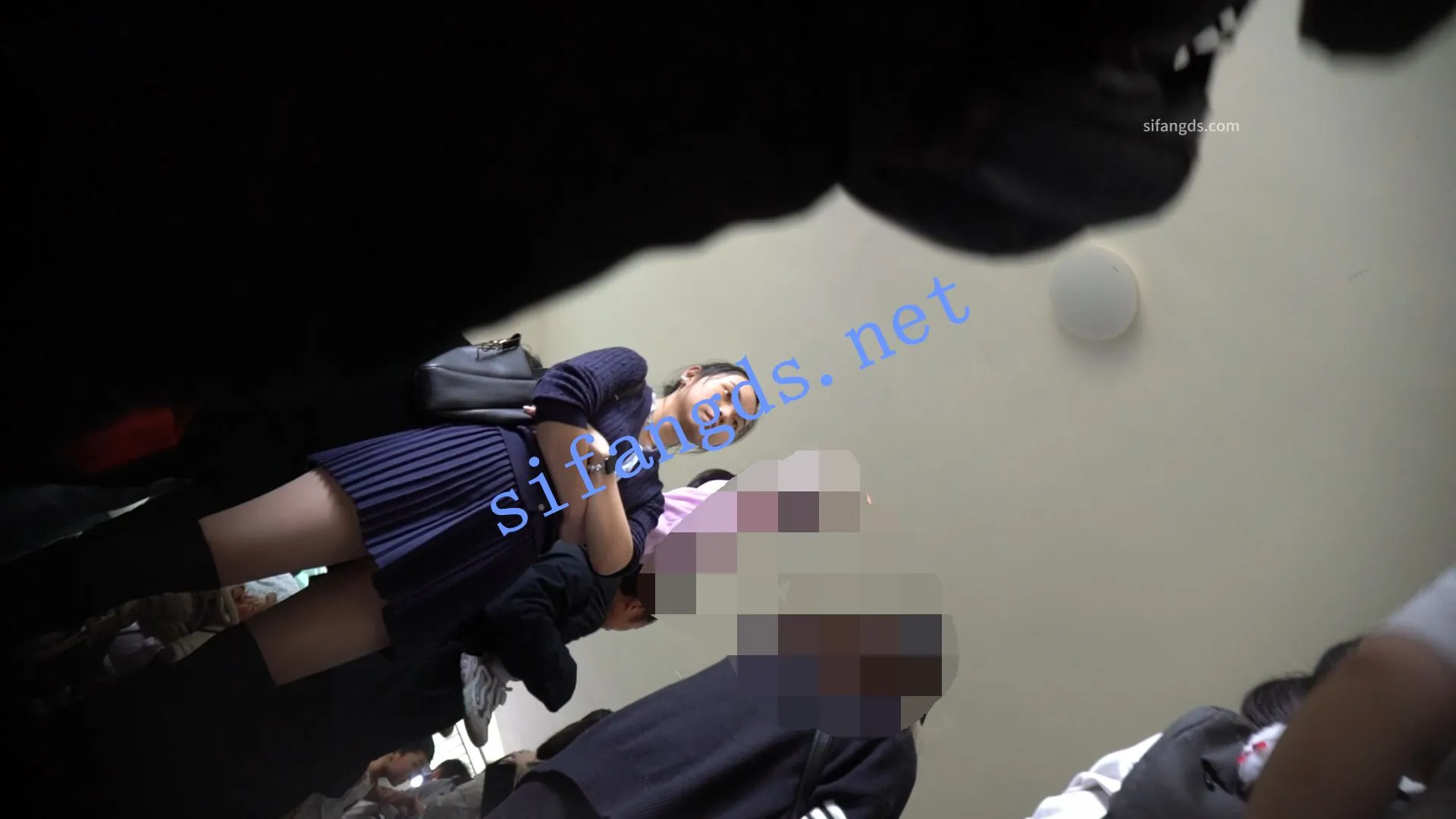 （空城原创）超短裙小少妇逛公园，薄丝肉色N夹翅膀裹肥臀