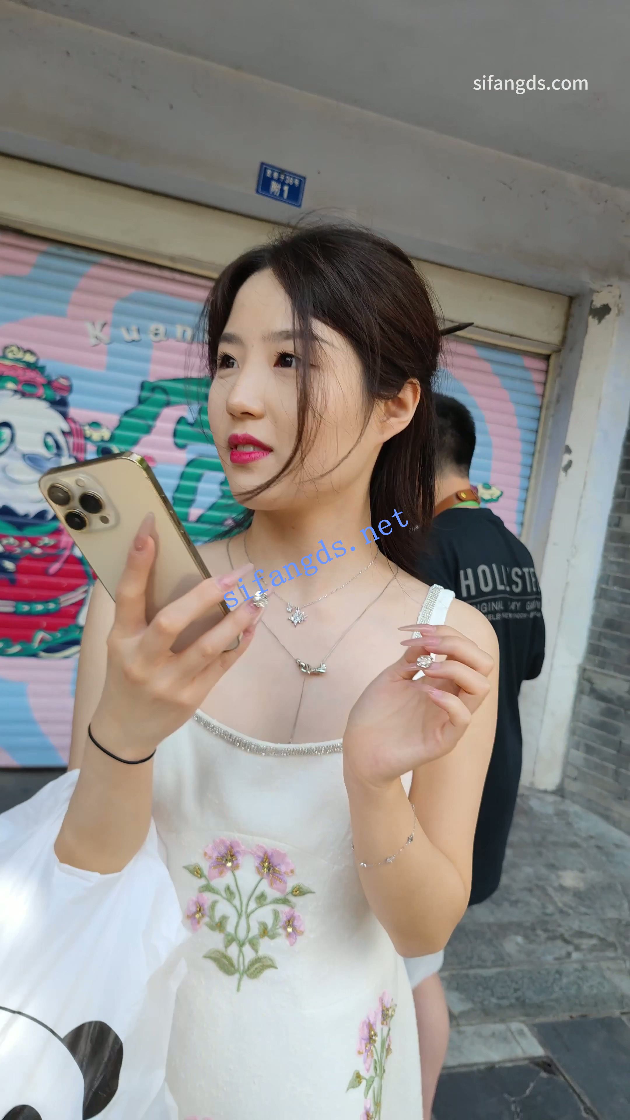 【CSCD】白色连衣裙清纯美女和闺蜜出来玩，紫色无痕内