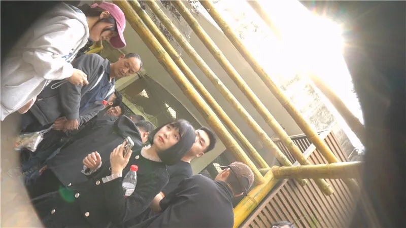 （空城原创）黑裙美少妇逛公园❤️薄丝米白N包裹肉臀