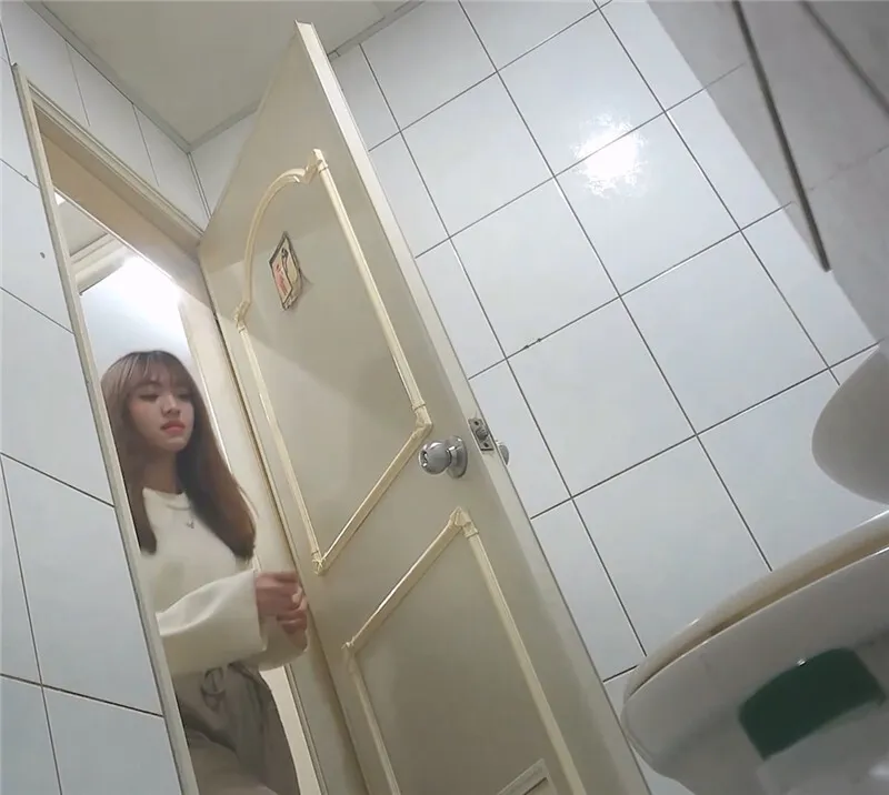办公楼女厕全景偷拍新来的美女实习生❤️B毛非常多性欲一定很强