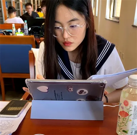 ❣️推荐❣️抄底颜值嫩妹【图书馆水手服】裙子这么短，学习这么认真的靓女，穴一定是湿的吧，原档无水5V