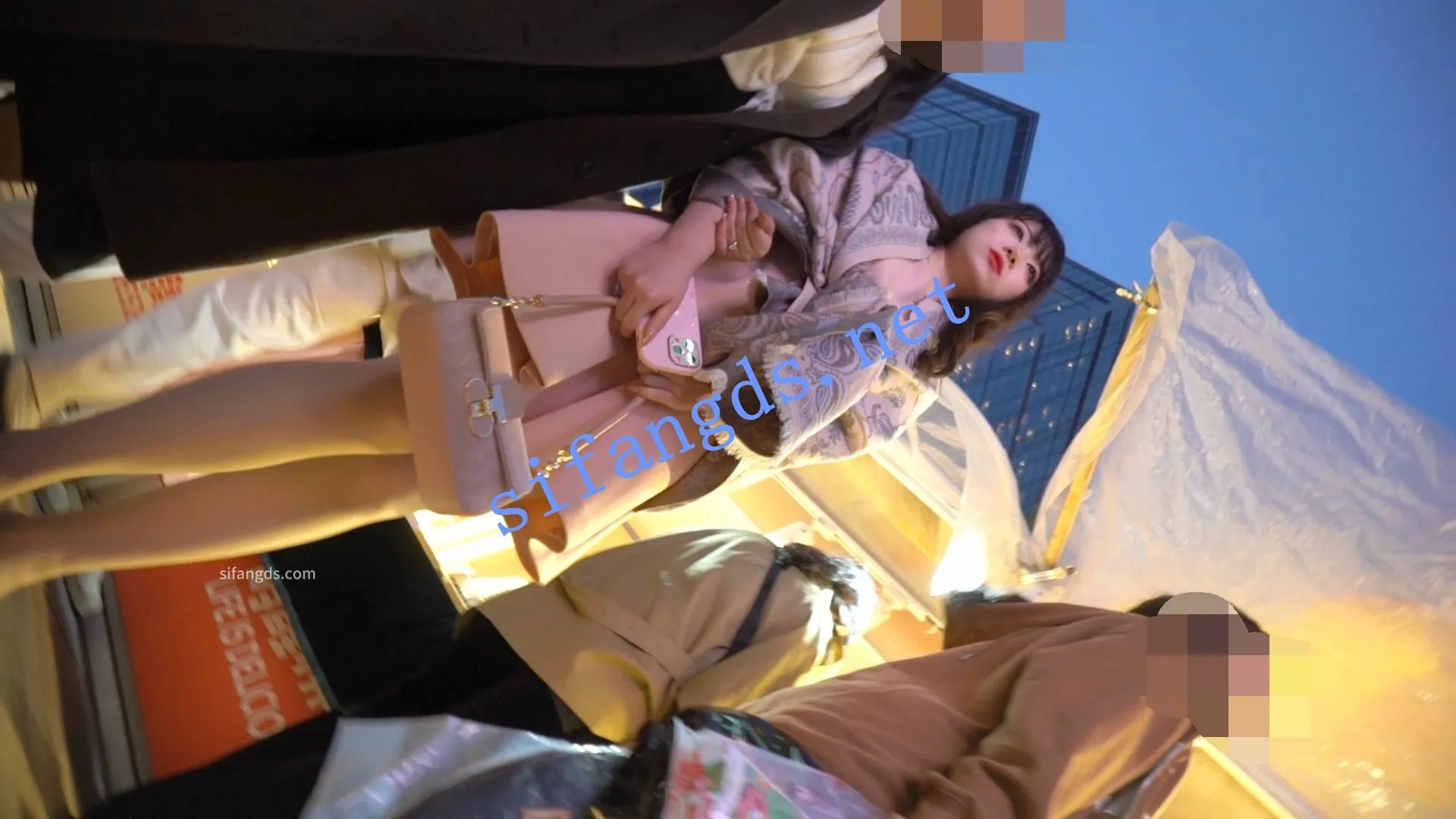 （空城原创）细跟连衣裙美女逛街，微透白N包裹肥臀