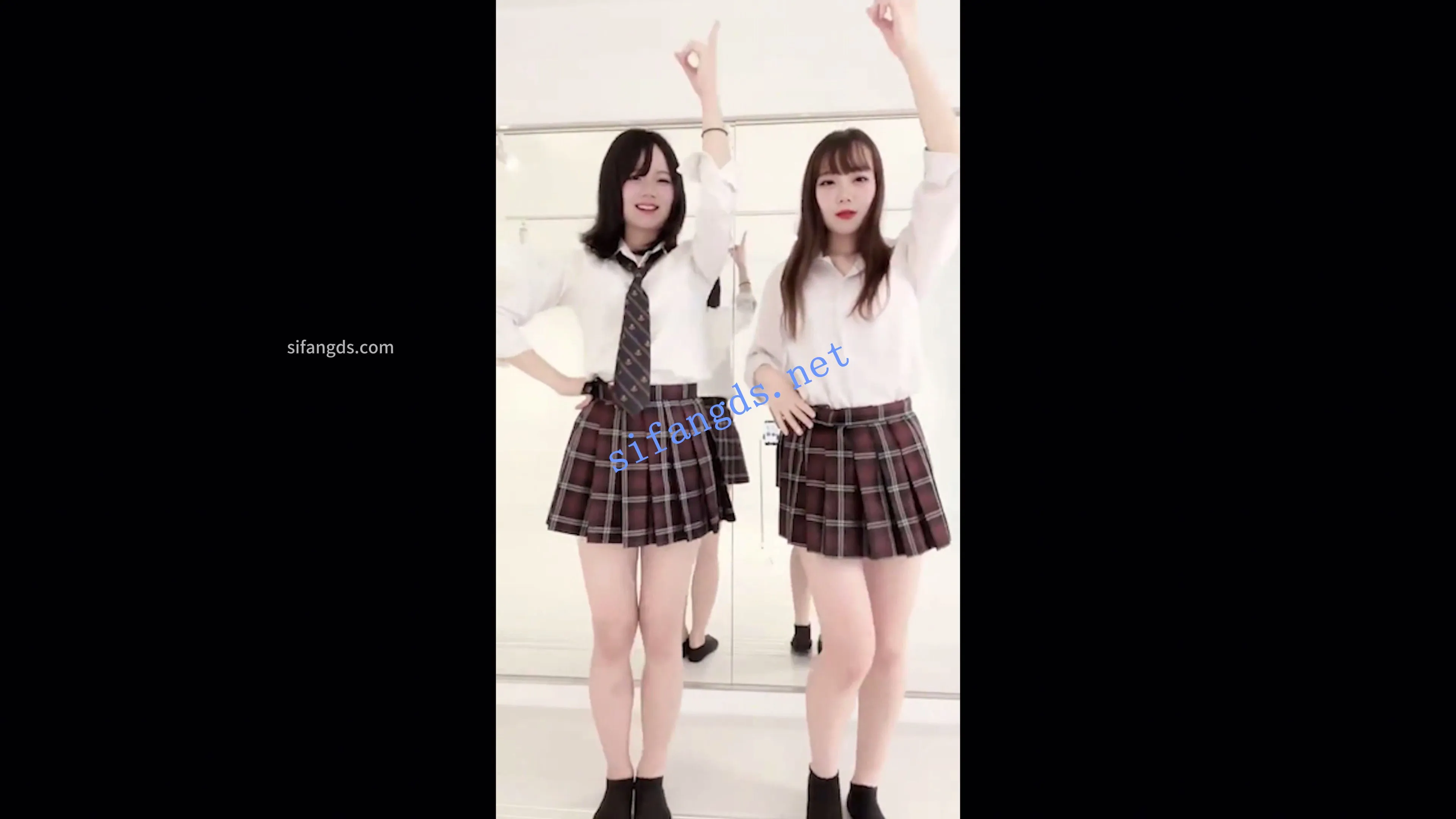 【日产精选】155制服jk姐妹拍抖音。摄影棚镜头记录走光