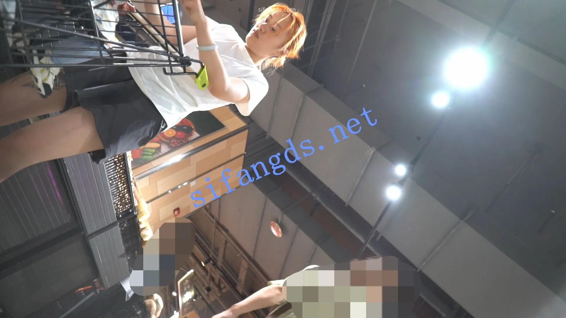 （空城原创）超宽松裤裙小少妇逛超市，CD白N包裹肥臀