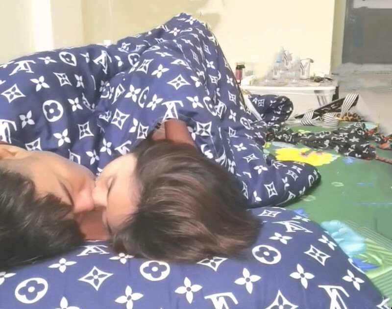 《居家摄像头破解》真实记录年轻小夫妻各种姿势玩69啪啪