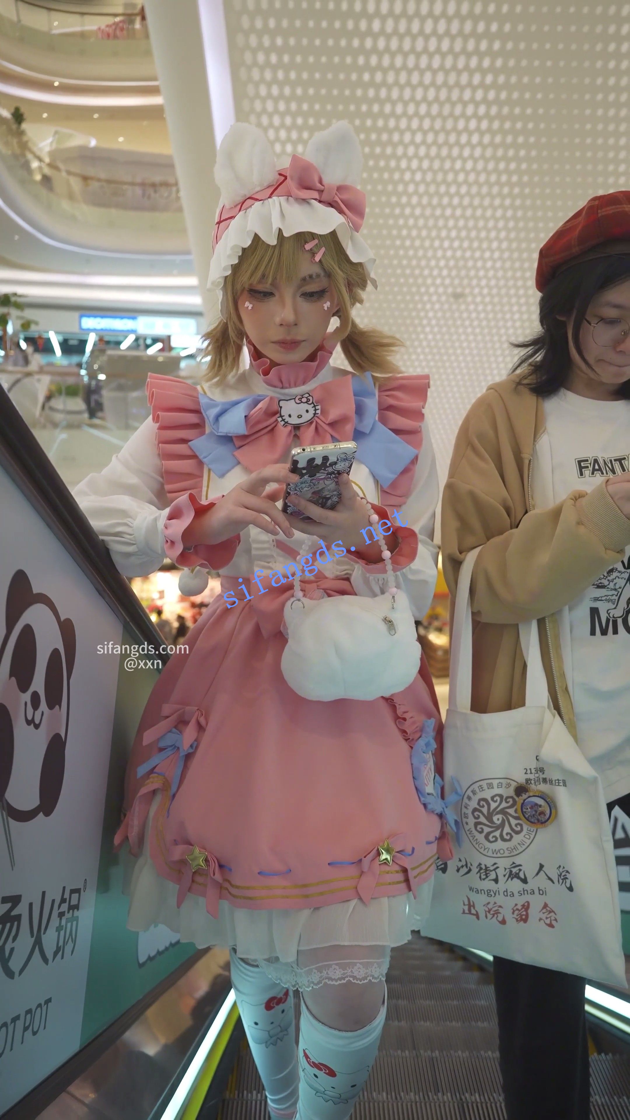 【xxn-315】第五人格cos萌妹拍抖音..蕾丝边黄内+桌下视角