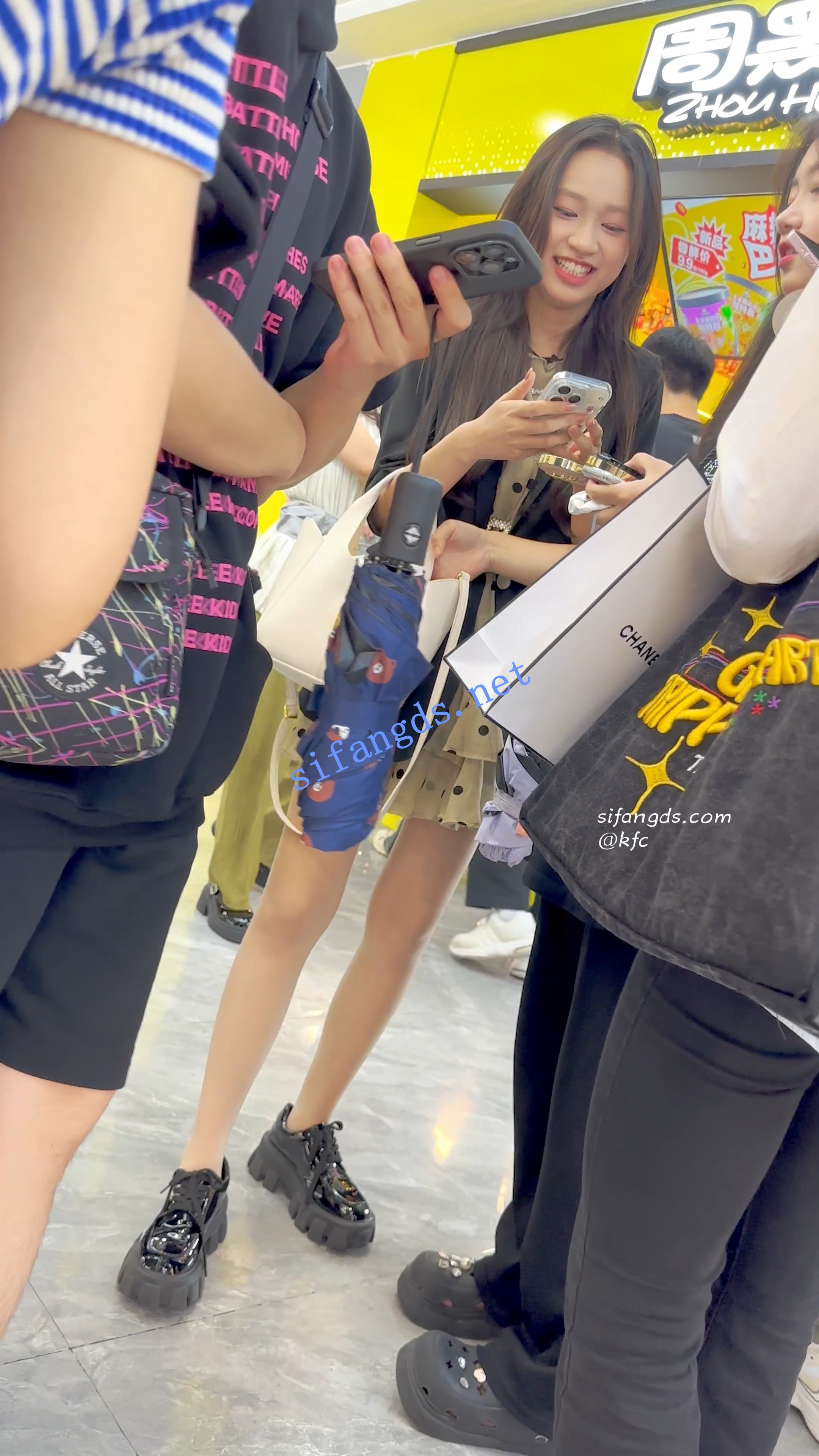 【KFC】短裙学生妹和男女同学逛街·肉丝微透无痕内·低角度CD [某房同步]