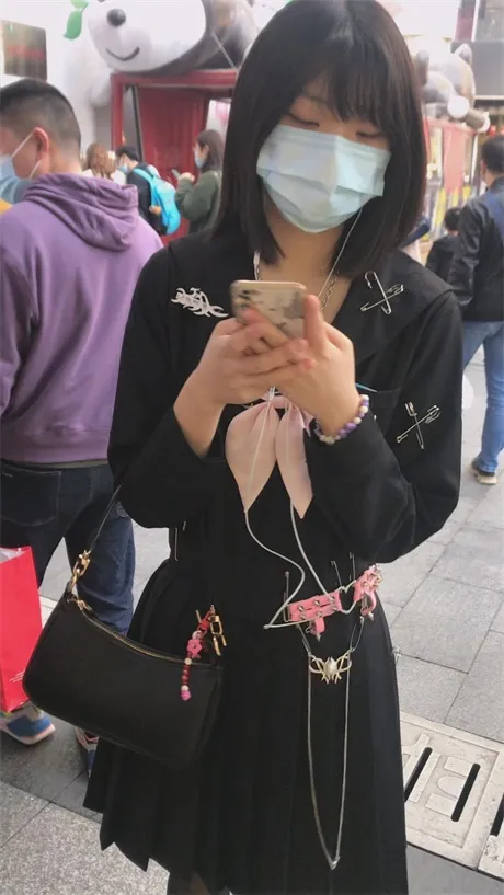 ❣️推荐❣️抄底颜值嫩妹【水手服黑丝】街头尾行齐逼短裙靓女，被发现跑开了，顶住压力也要拍，原档无水4V