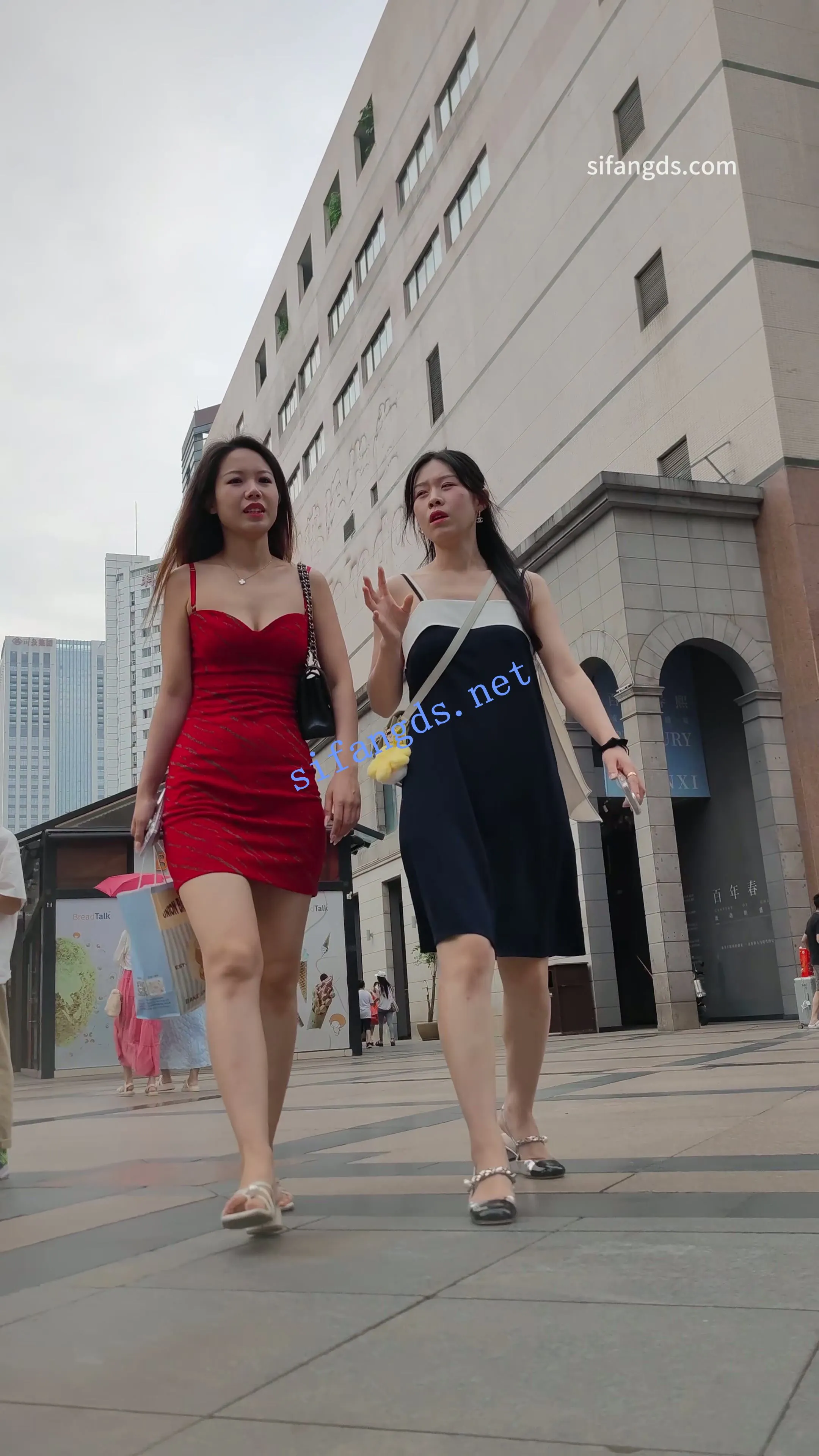 【CSCD】红色包臀裙美女和闺蜜逛街买东西，白色丁字裤