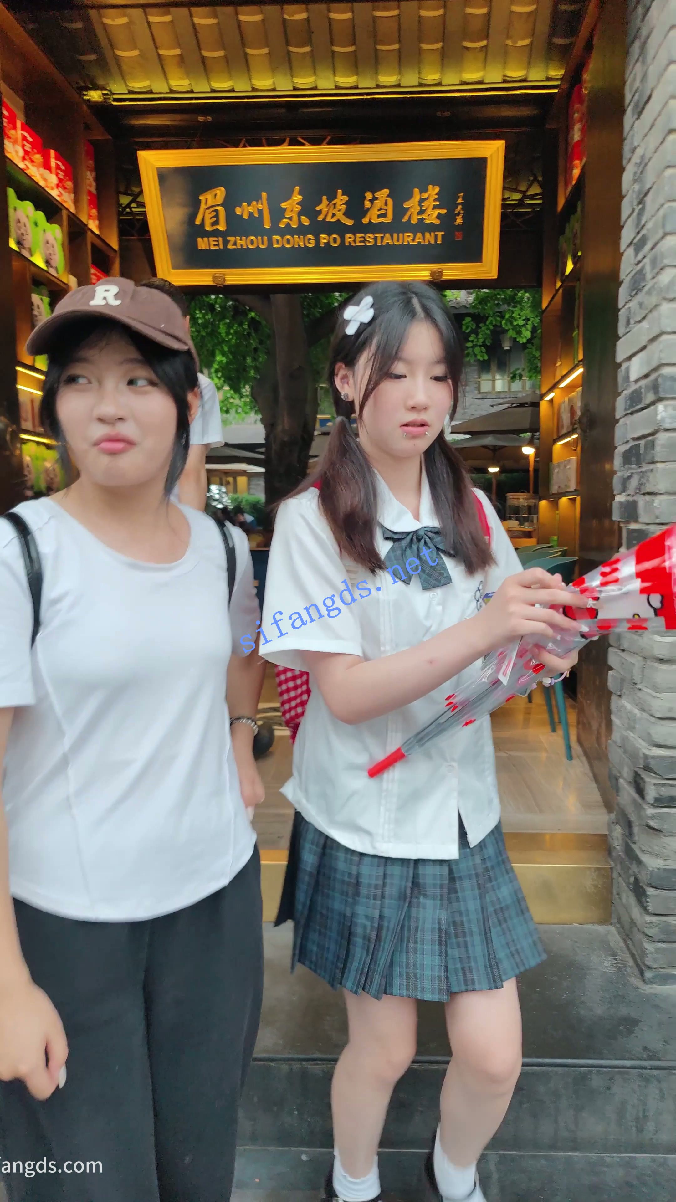 【CSCD】JK女大学生和同学出来旅游打卡景点，白色内