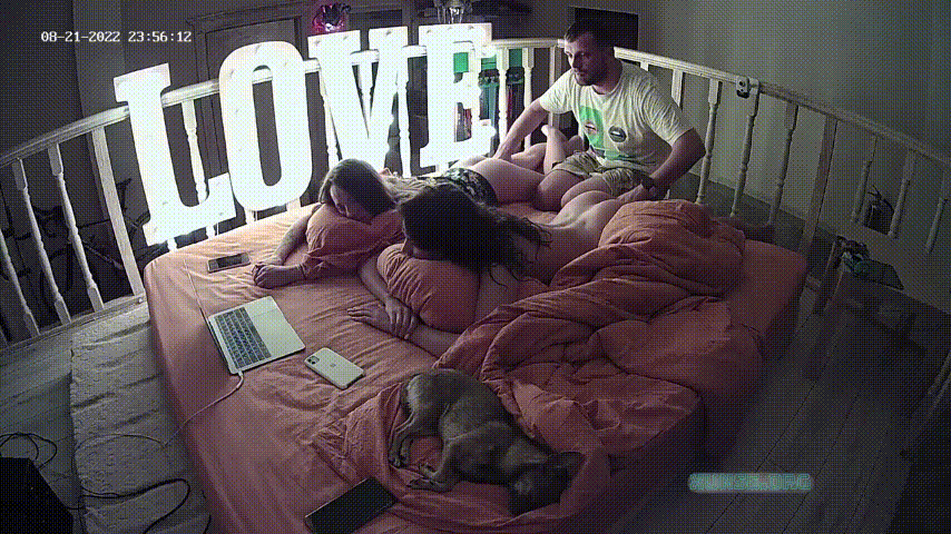 实名羡慕胡子哥的一天 看着视频就开始玩双飞了 正一个反一个 扣一个操一个 那画面太美我睁眼看