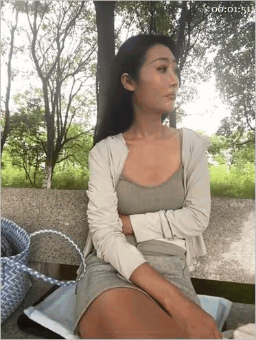 ✨ 精品推荐✨【户外露出】户外荡妇【solinger】户外超大尺度，露脸自慰喷水！2V