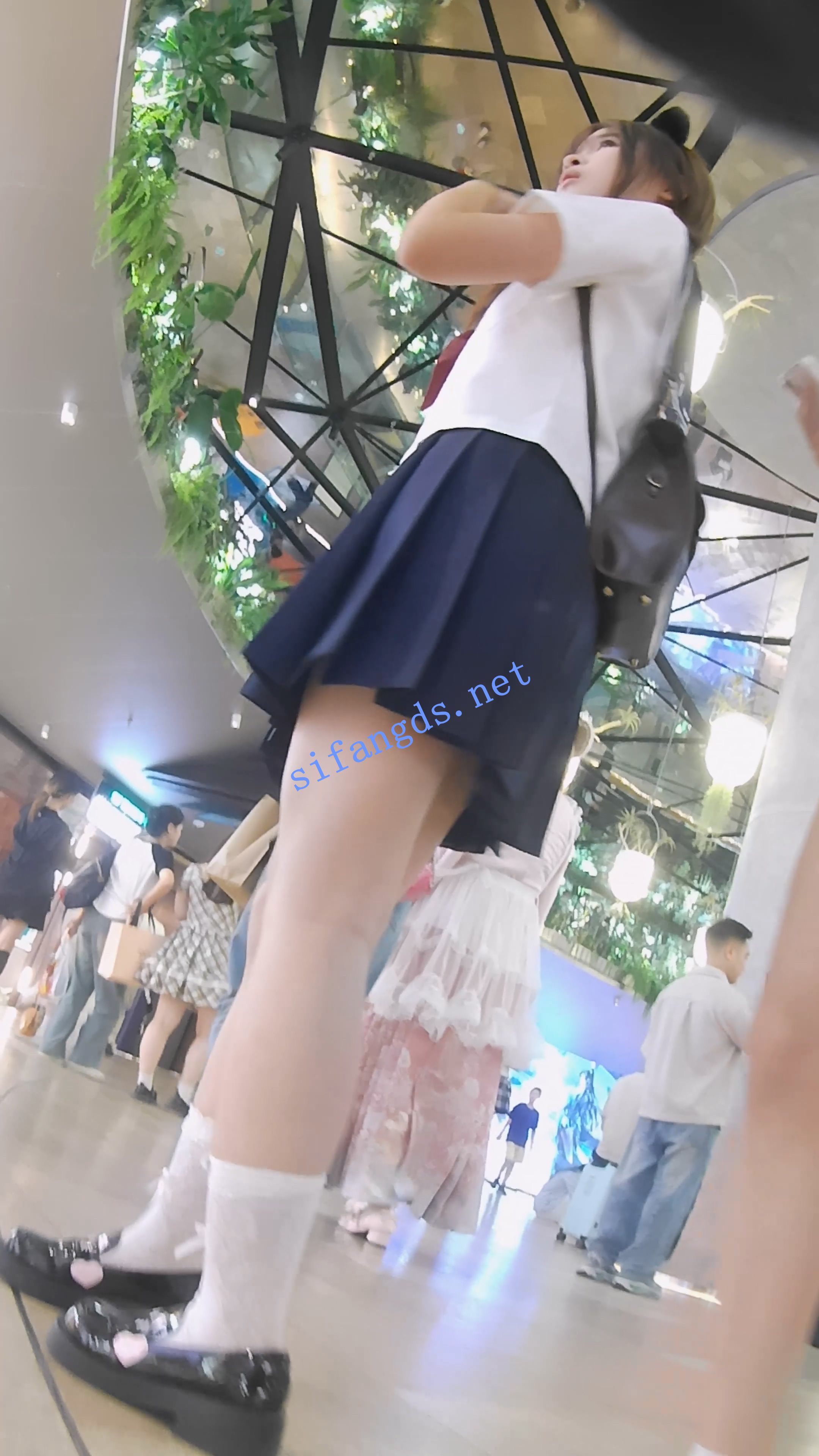 『D·D』-205-水手服学生妹，半腿白丝，白窄内嵌入屁股