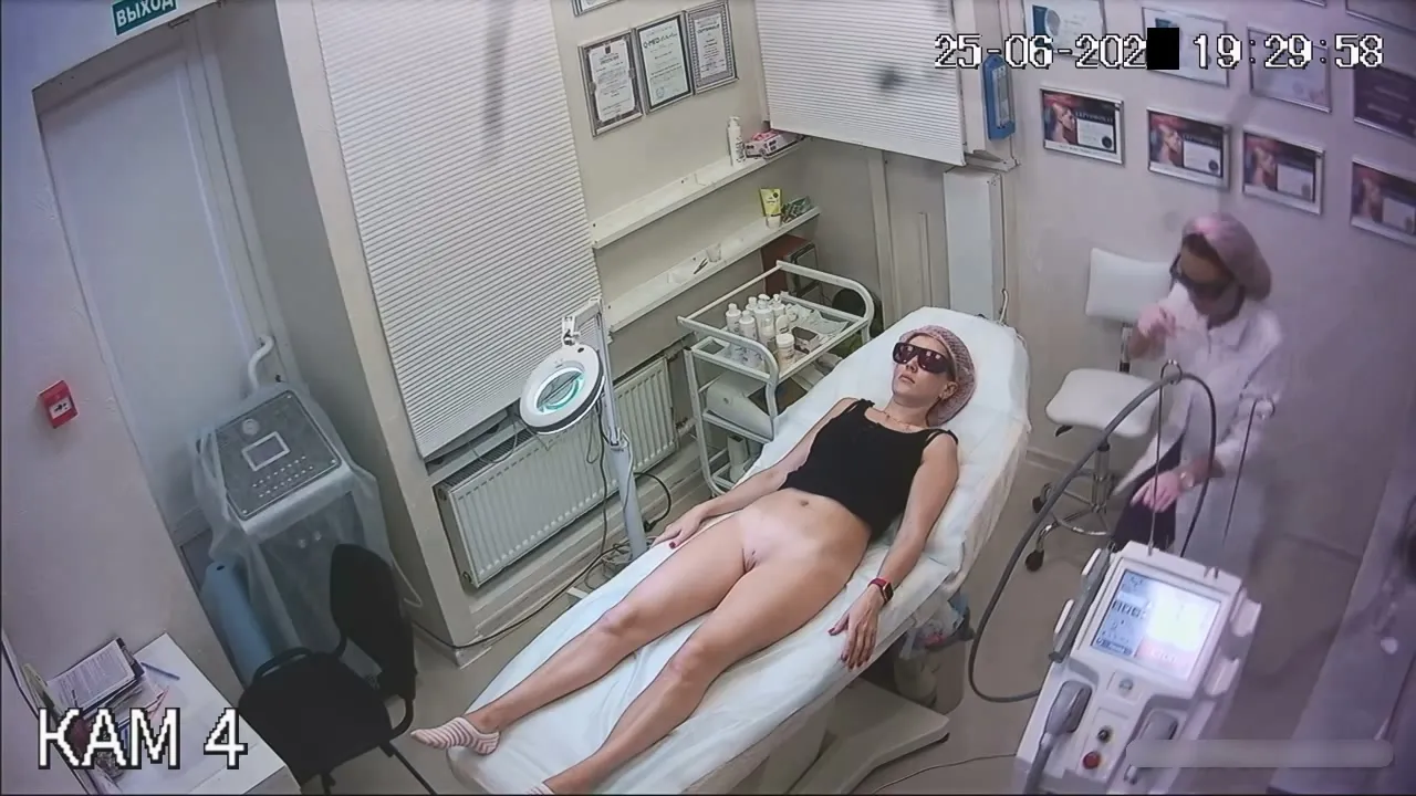 国外美容院偷拍漂亮少妇下半身做保养，扒开屁眼给美容师去毛